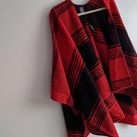🌿EXPRESS PLAID PONCHO🌿 - Picture 6 of 7